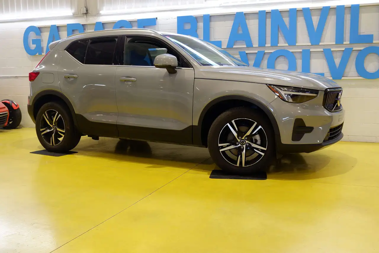 2025 Volvo XC40 Core