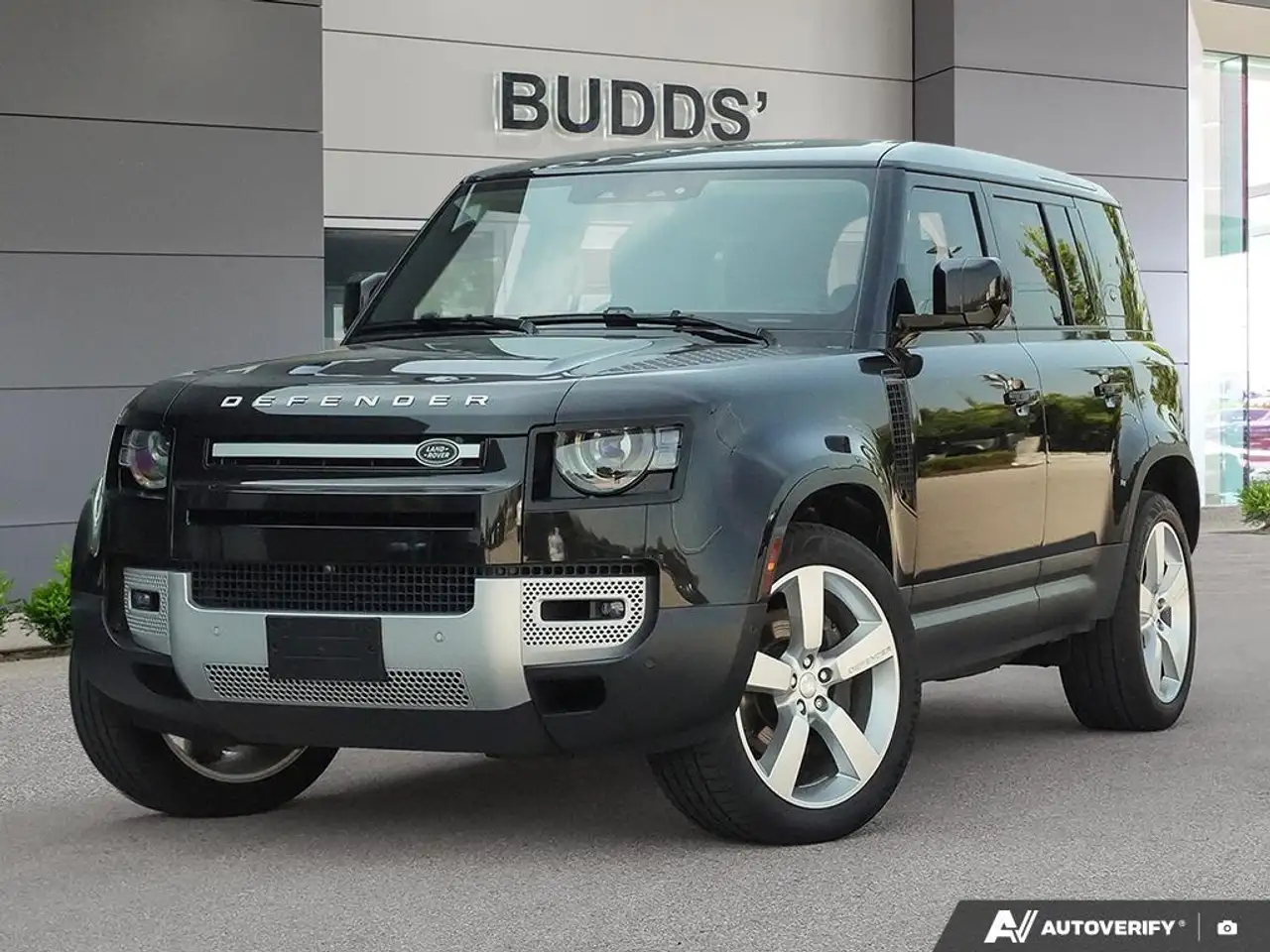 2024 Land Rover Defender SE
