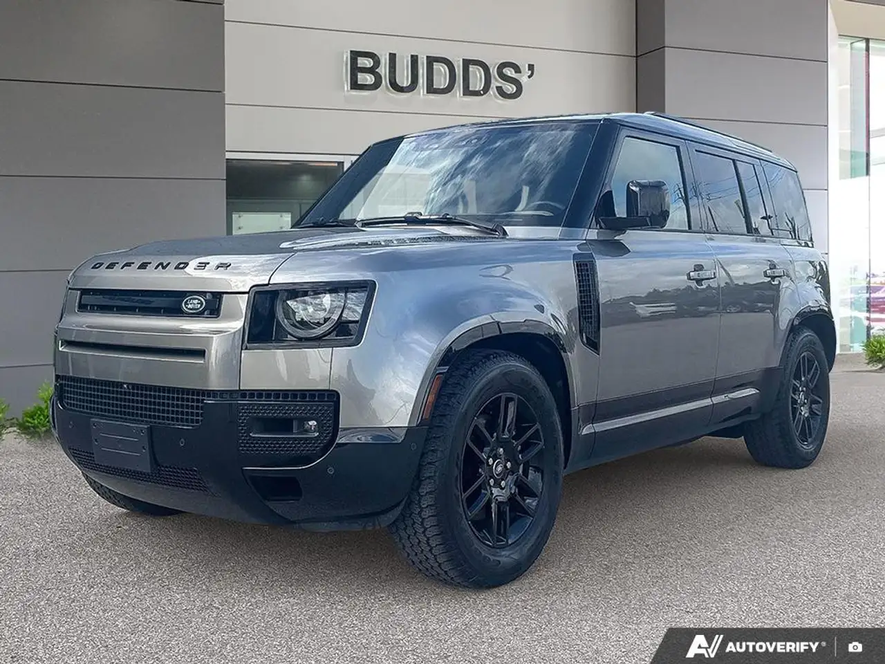 2025 Land Rover Defender X-Dynamic SE