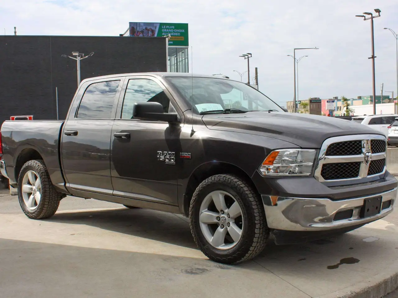 2023 RAM 1500 SLT